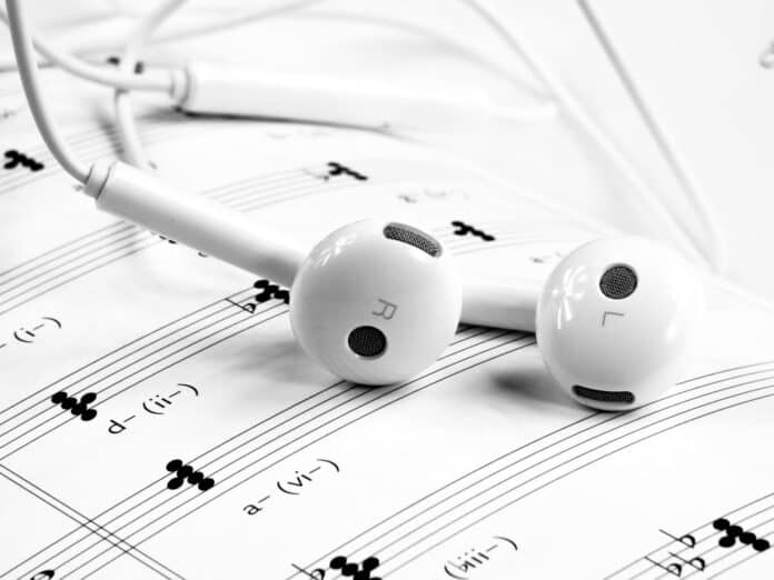 Benefits of Listening To Music in the Workplace